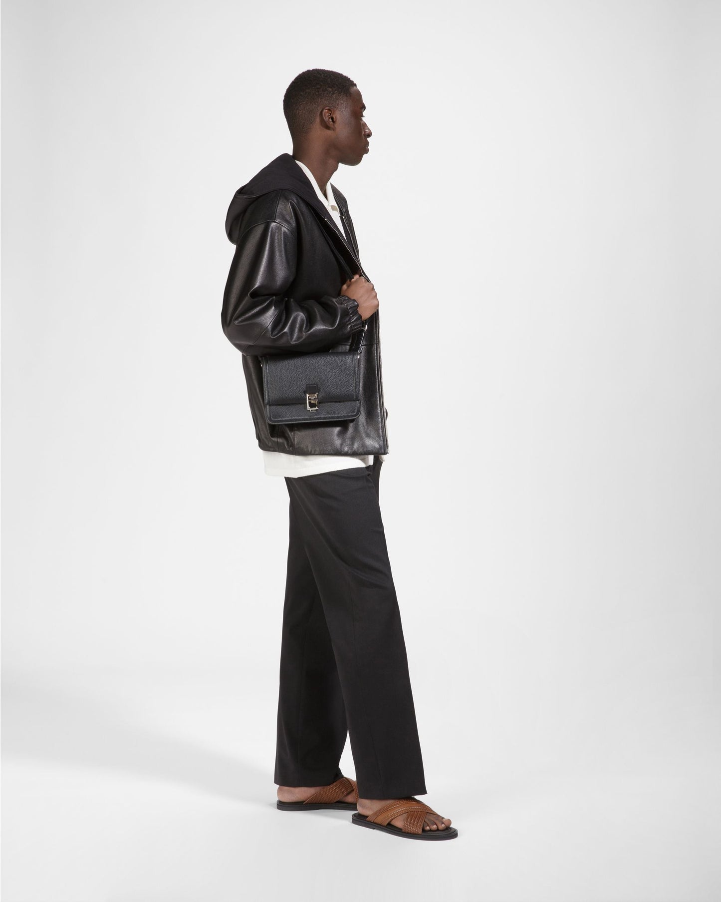 Sacres Leather Crossbody Bag In Black
