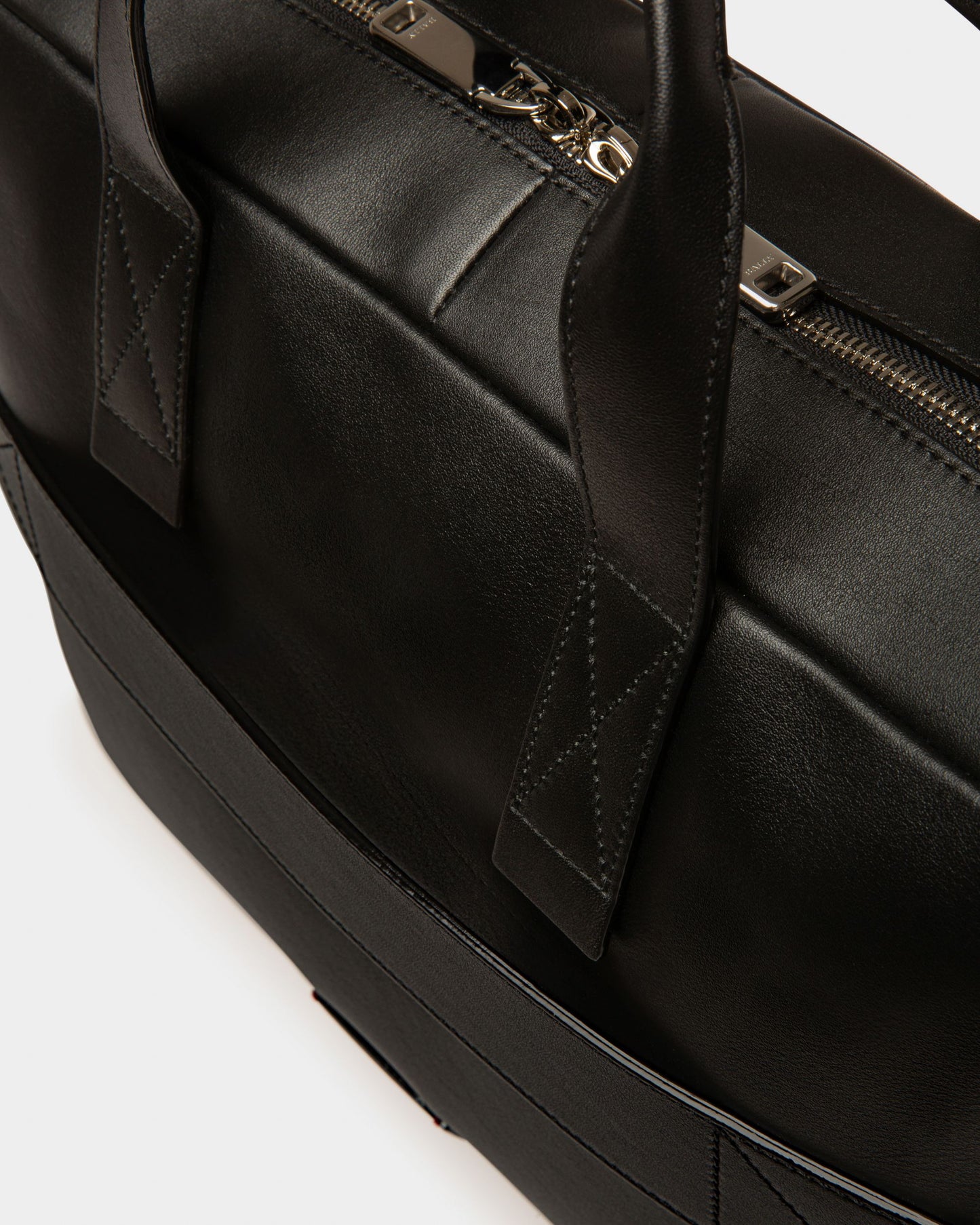 Hektor Leather Beniness Bag In Black