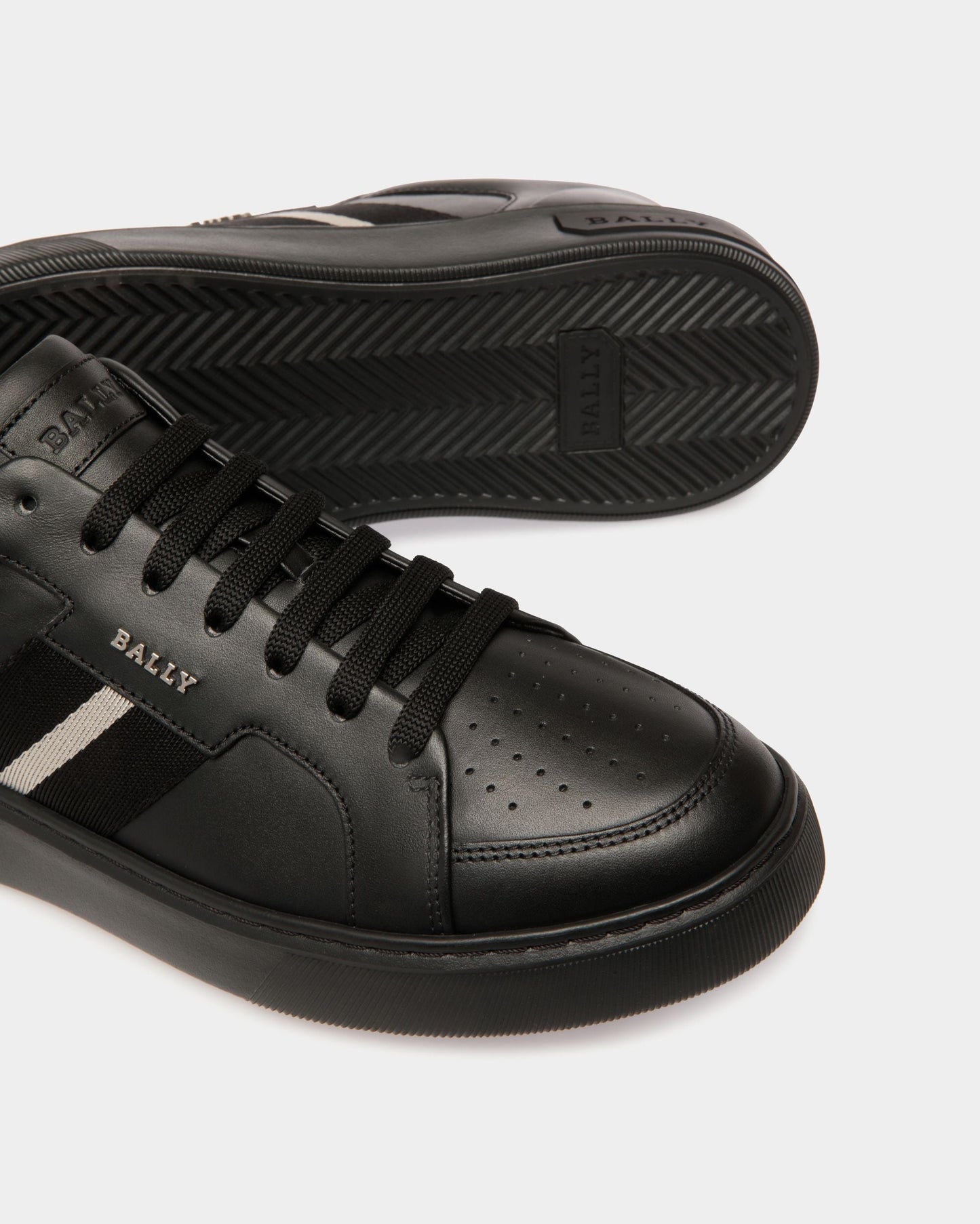 Moony Leather Sneakers In Black