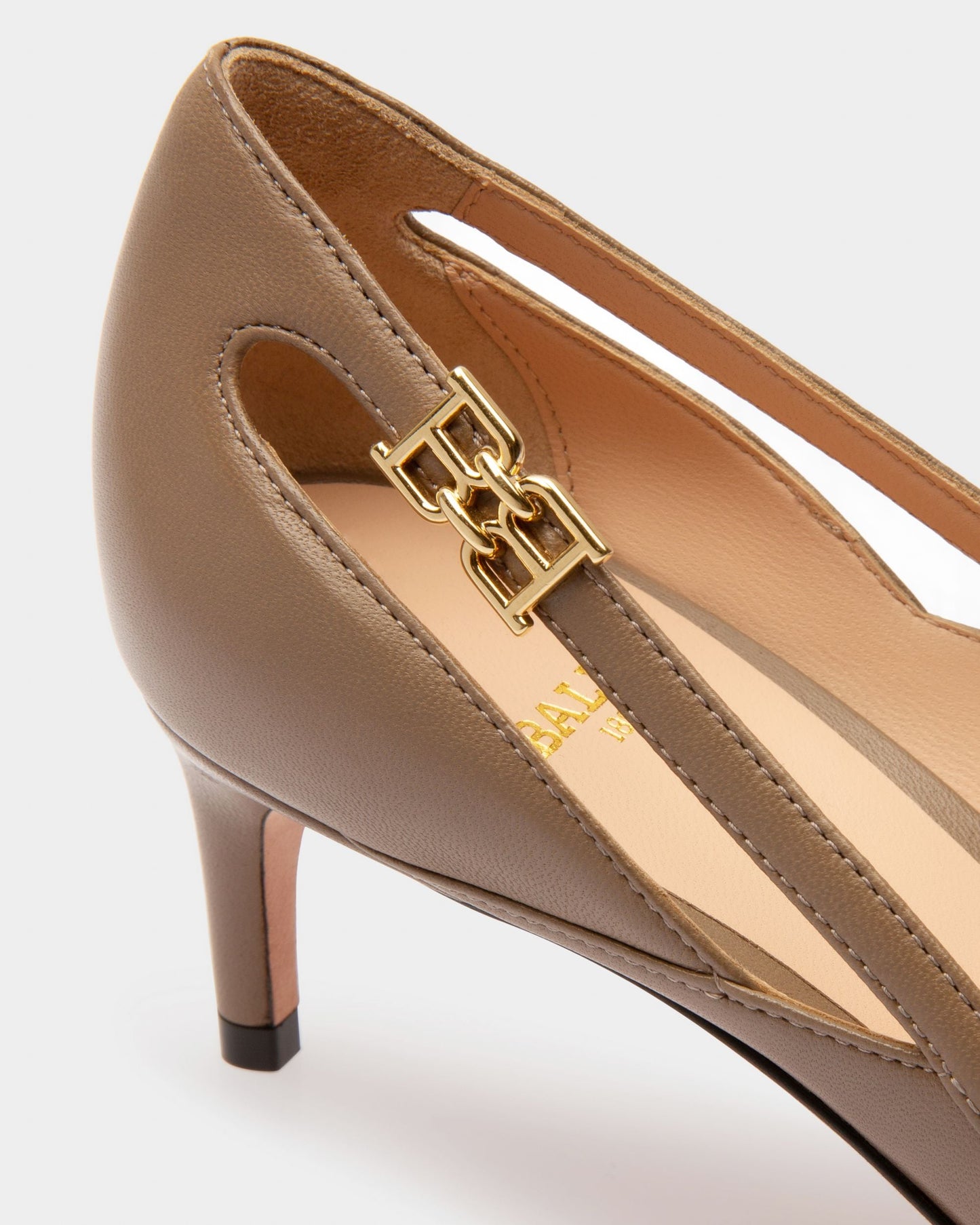 Elsa Leather Pumps In Taupe