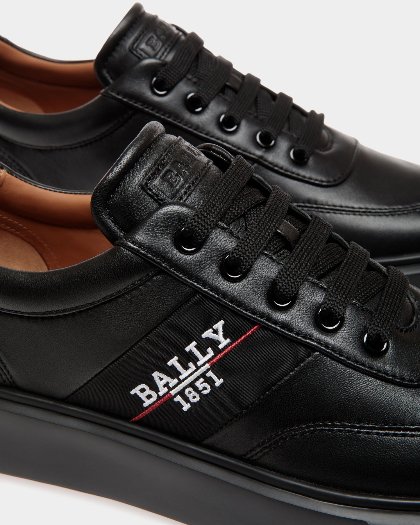 Sneaker in Black Leather
