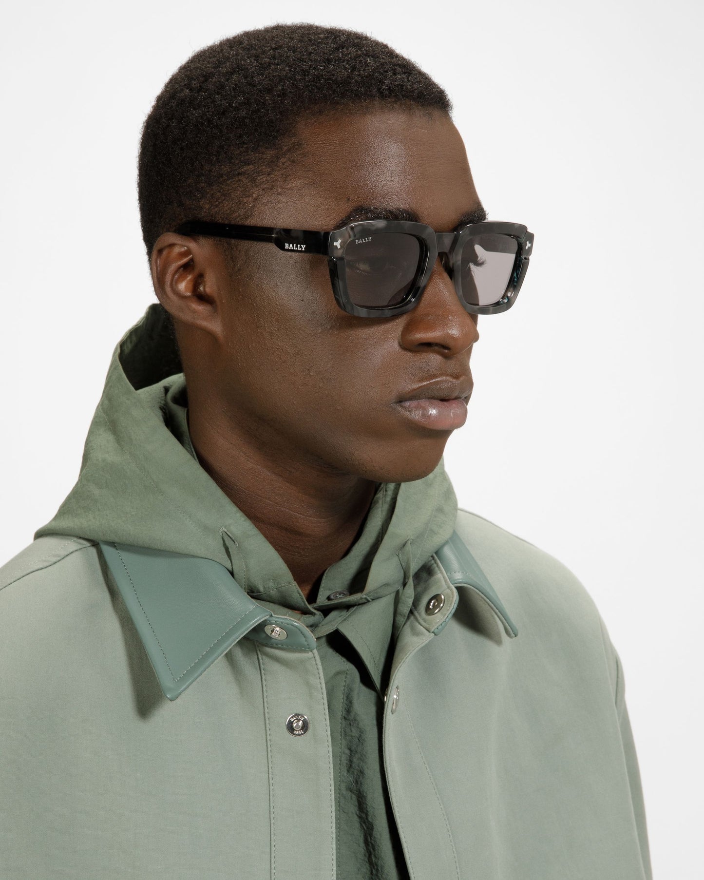 Nicholas Rectangular Full Rim Sunglasses In Black And Gray