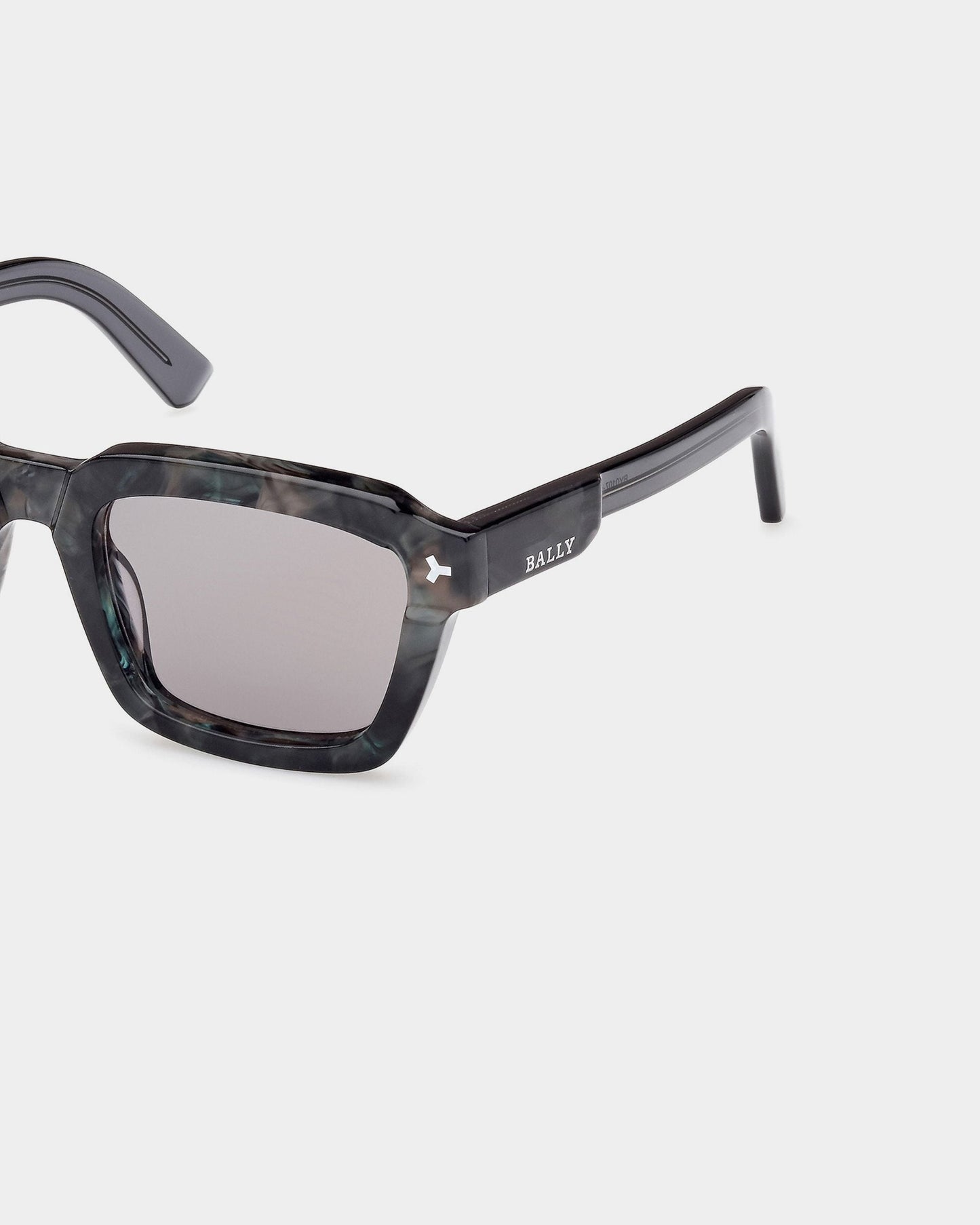 Nicholas Rectangular Full Rim Sunglasses In Black And Gray