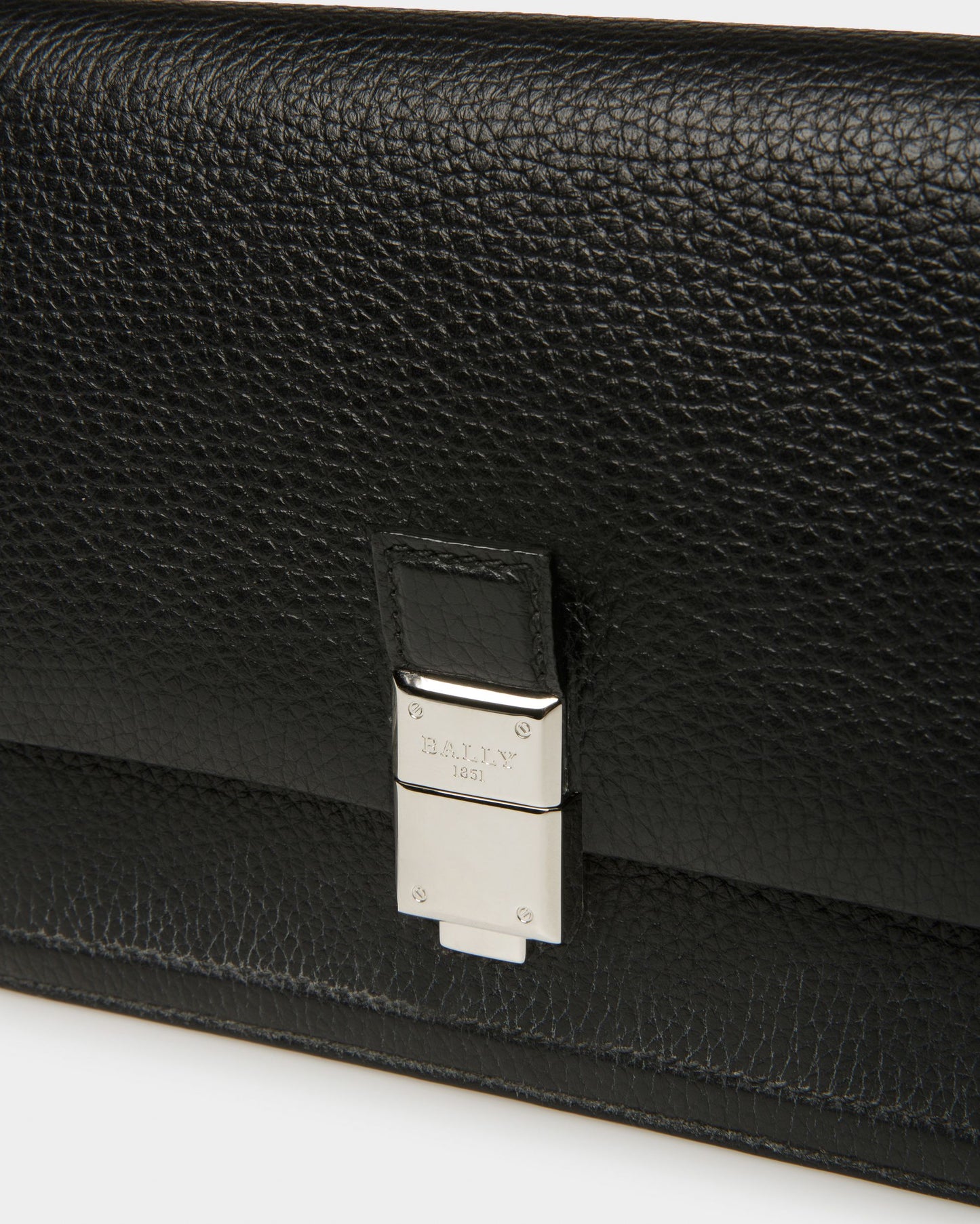 Sacres Leather Crossbody Bag In Black