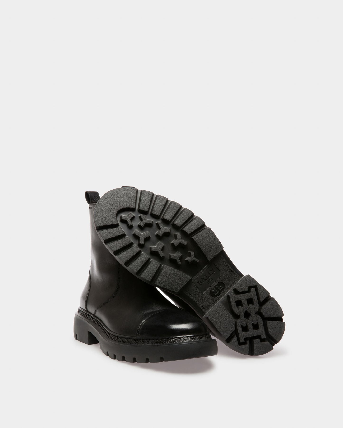 Vaughen Leather Boots In Black
