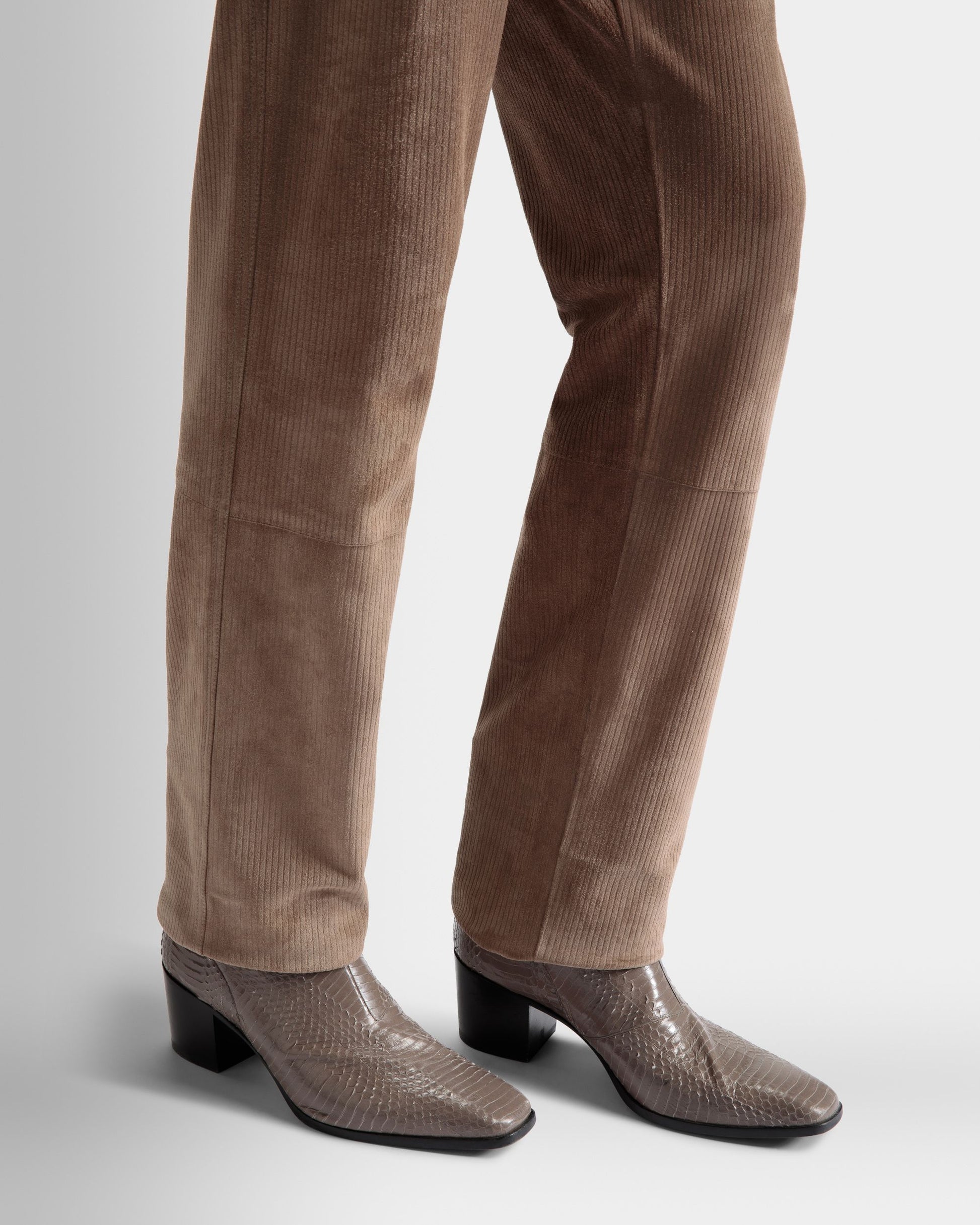 Villy| Men's Boots |Grey Leather | Bally | On Model Close Up