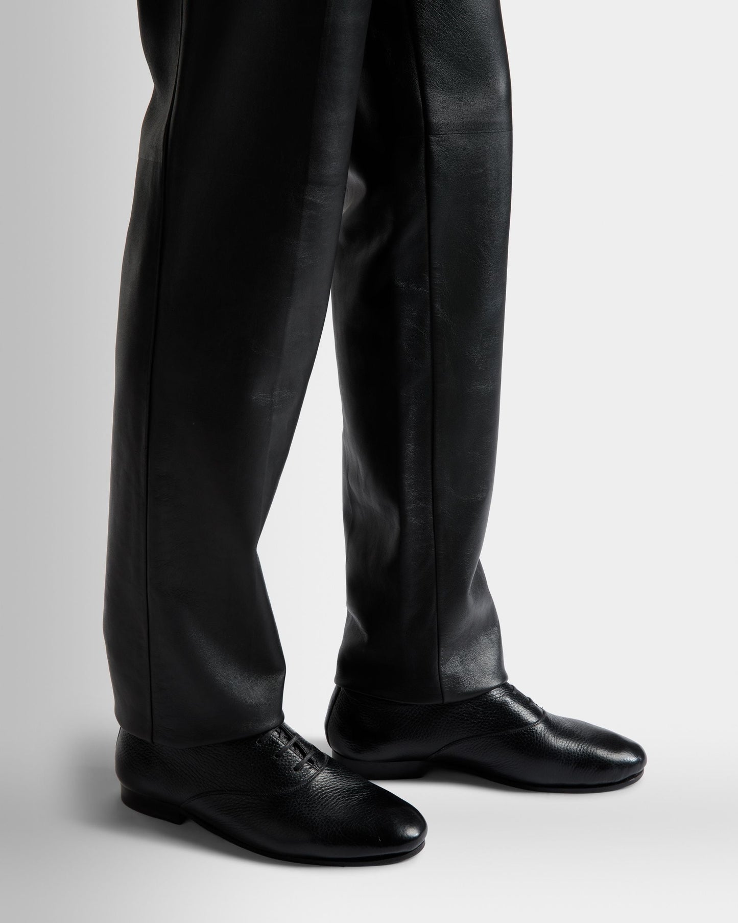 Pinte | Men's Oxfords | Black Leather | Bally | On Model Close Up