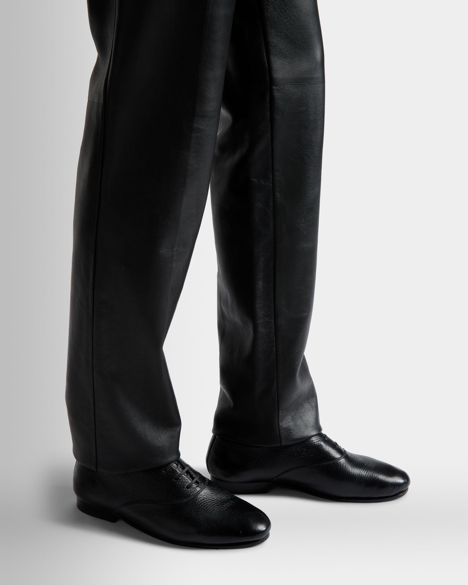 Pinte | Men's Oxfords | Black Leather | Bally | On Model Close Up