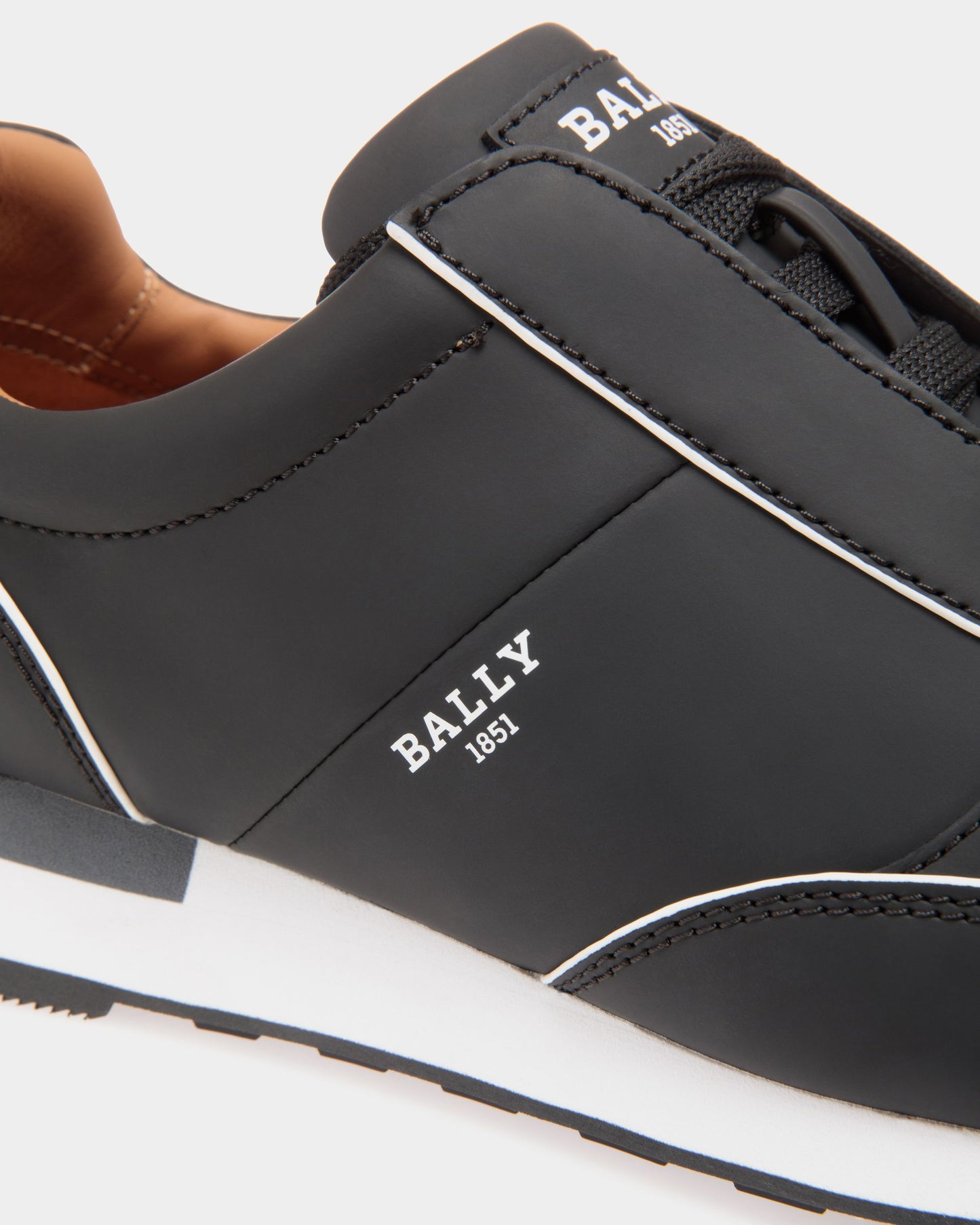 Sneaker in Black Leather
