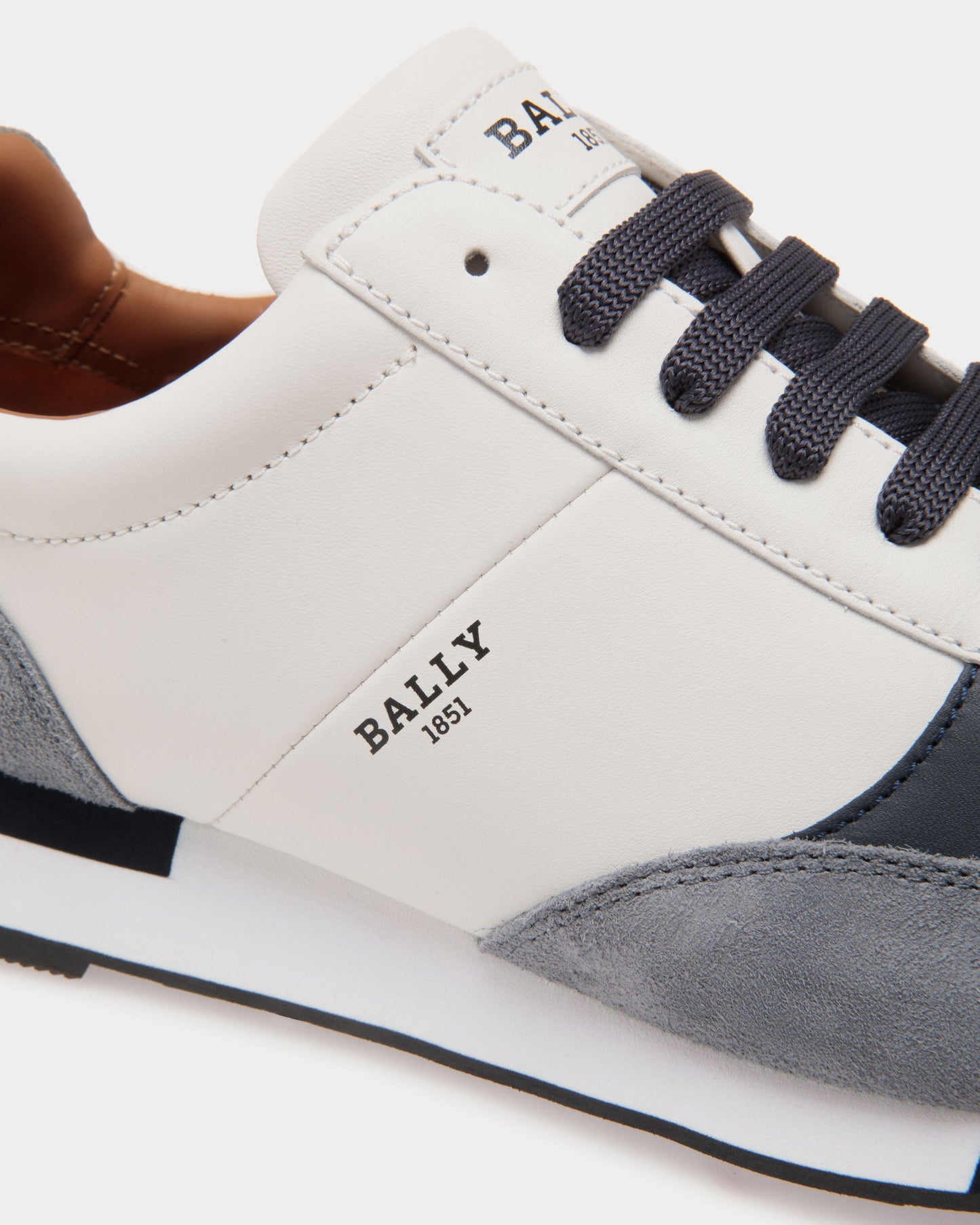 Sneaker in White Leather