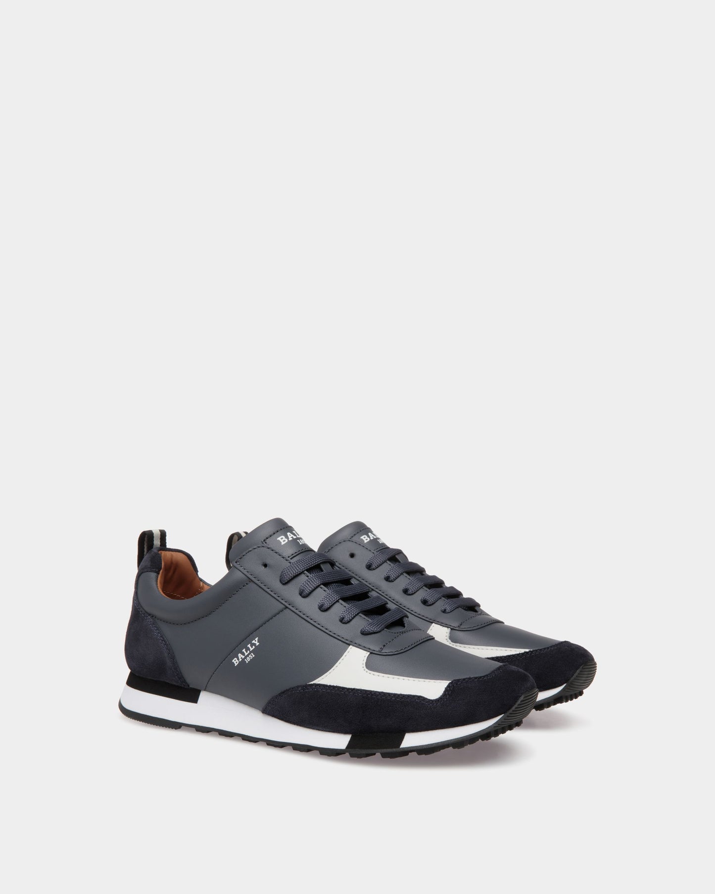 Sneaker In Grey Leather