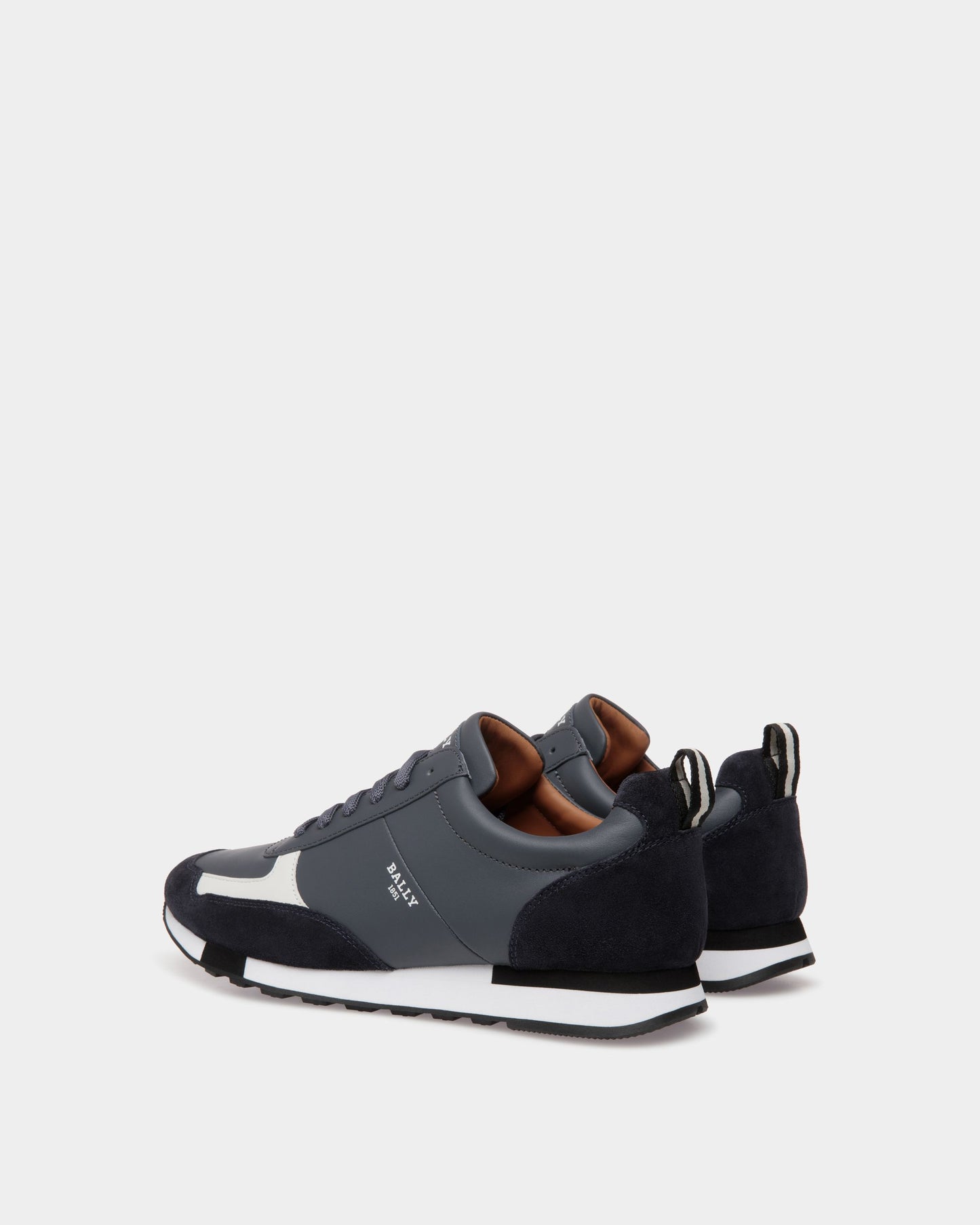 Sneaker In Grey Leather
