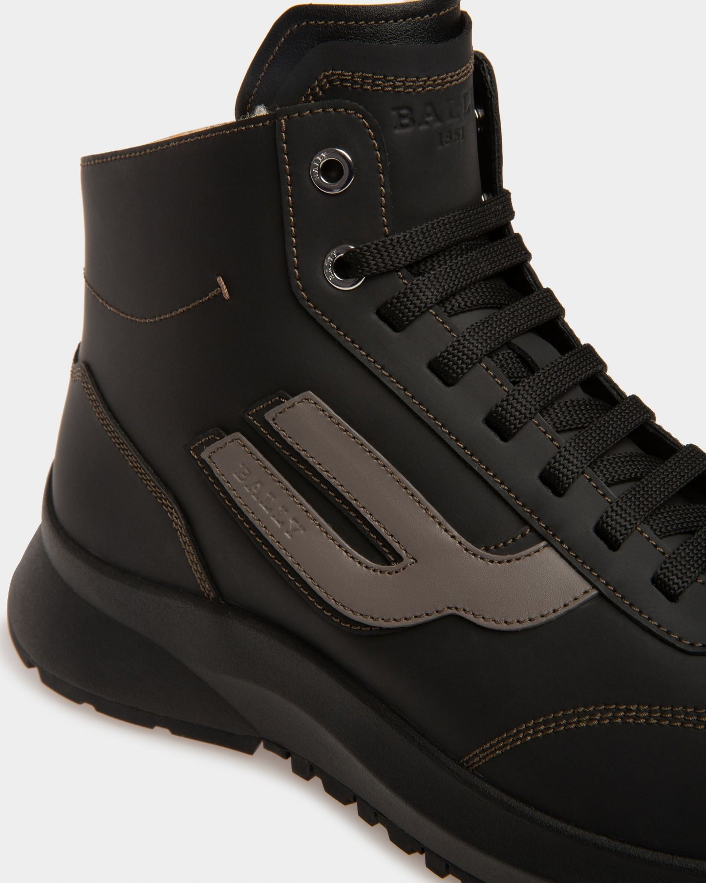 Darrel Leather Sneakers In Black