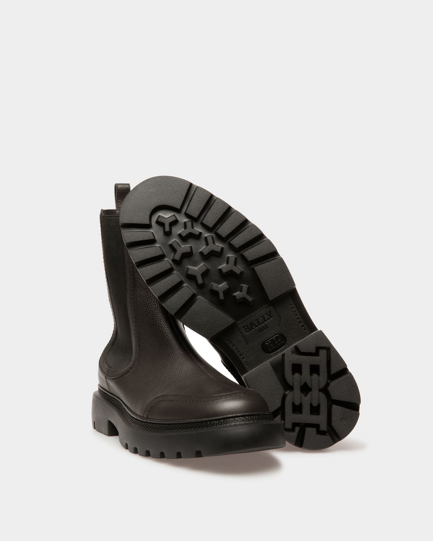 Ginny Flat Leather Boots In Black