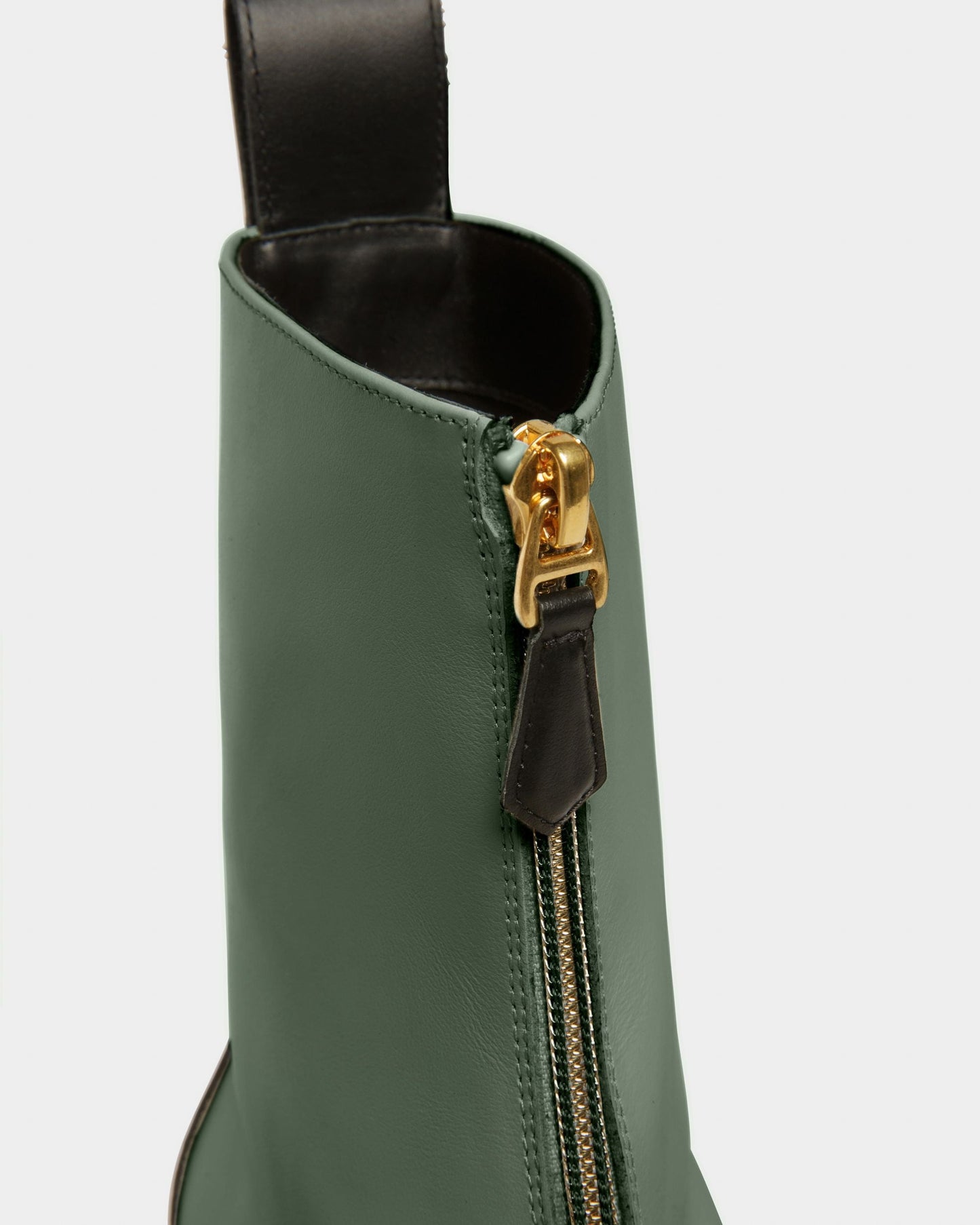 Giuli Leather Booties In Green