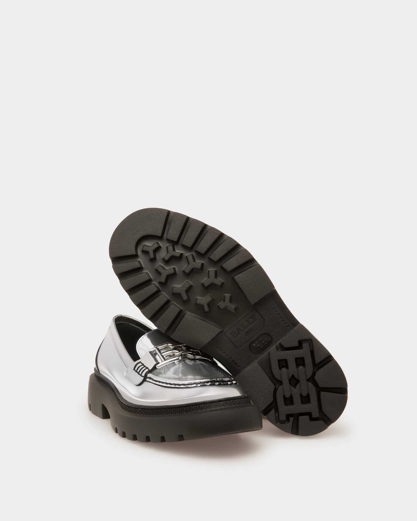 Gioia Flat Leather Moccasins In Silver