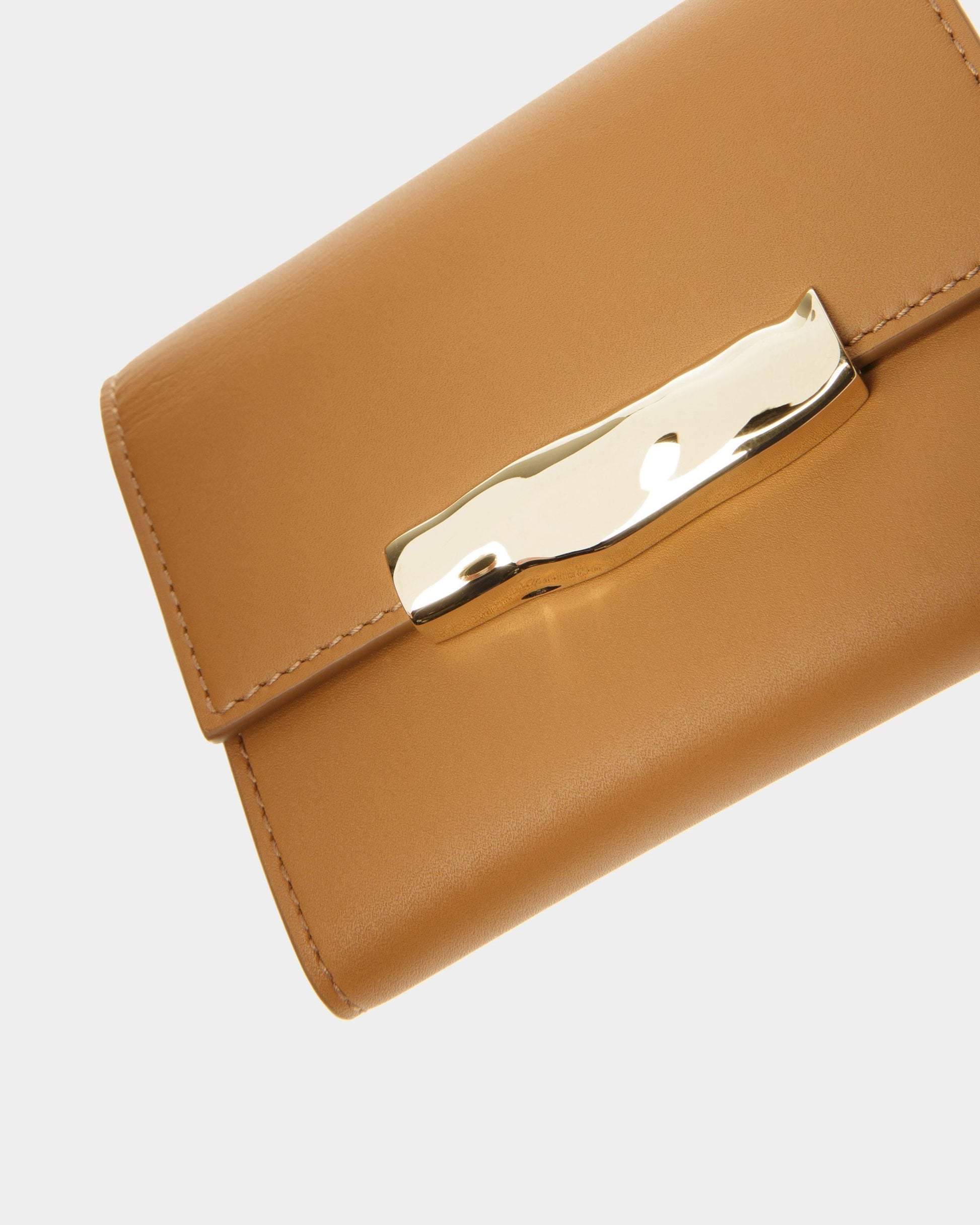 Baroque Compact | Women's Wallets And Coin Purses | Desert Leather | Bally | Still Life Detail