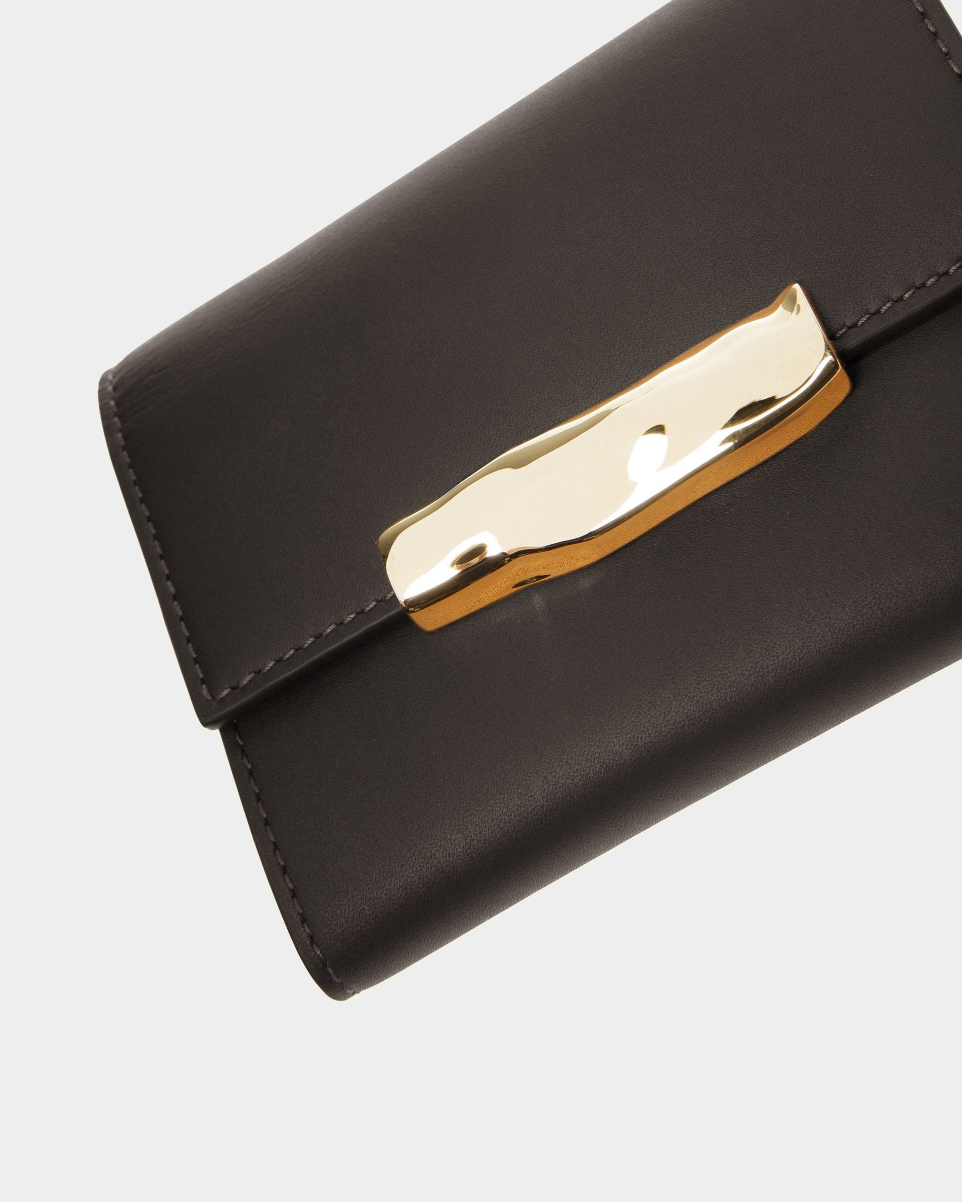 Baroque Compact | Women's Wallets And Coin Purses | Black Leather | Bally | Still Life Detail
