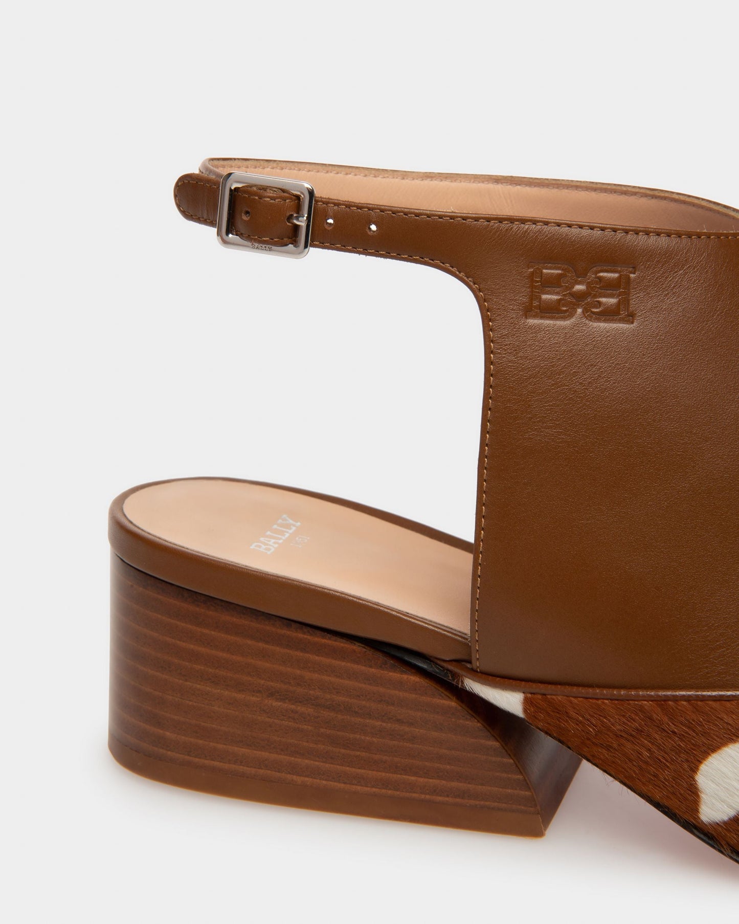 Girelle Leather Pumps In White & Brown